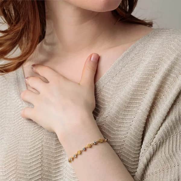 Modernes goldfarbenes Tennisarmband mit Zirkonia