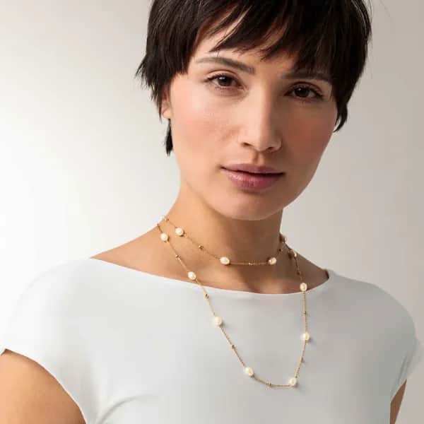 Langes goldfarbenes Collier mit reiner Perlenpracht