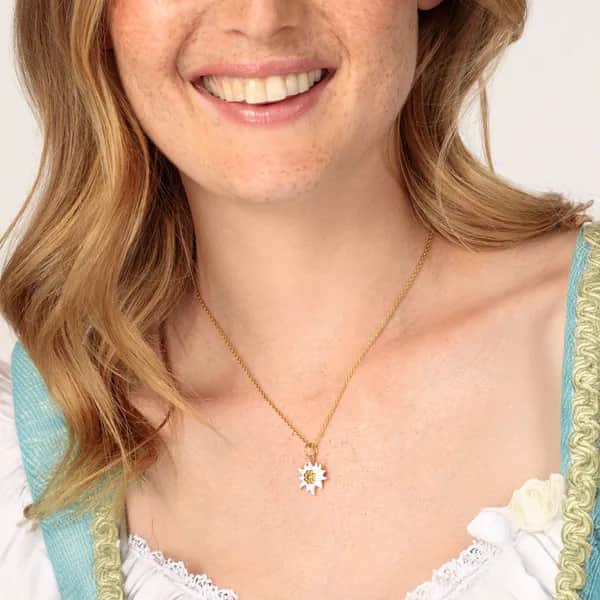 Goldfarbener Anhänger mit Edelweißmotiv
