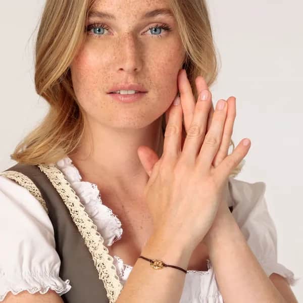 Textilarmband mit goldfarbenem Brezelmotiv