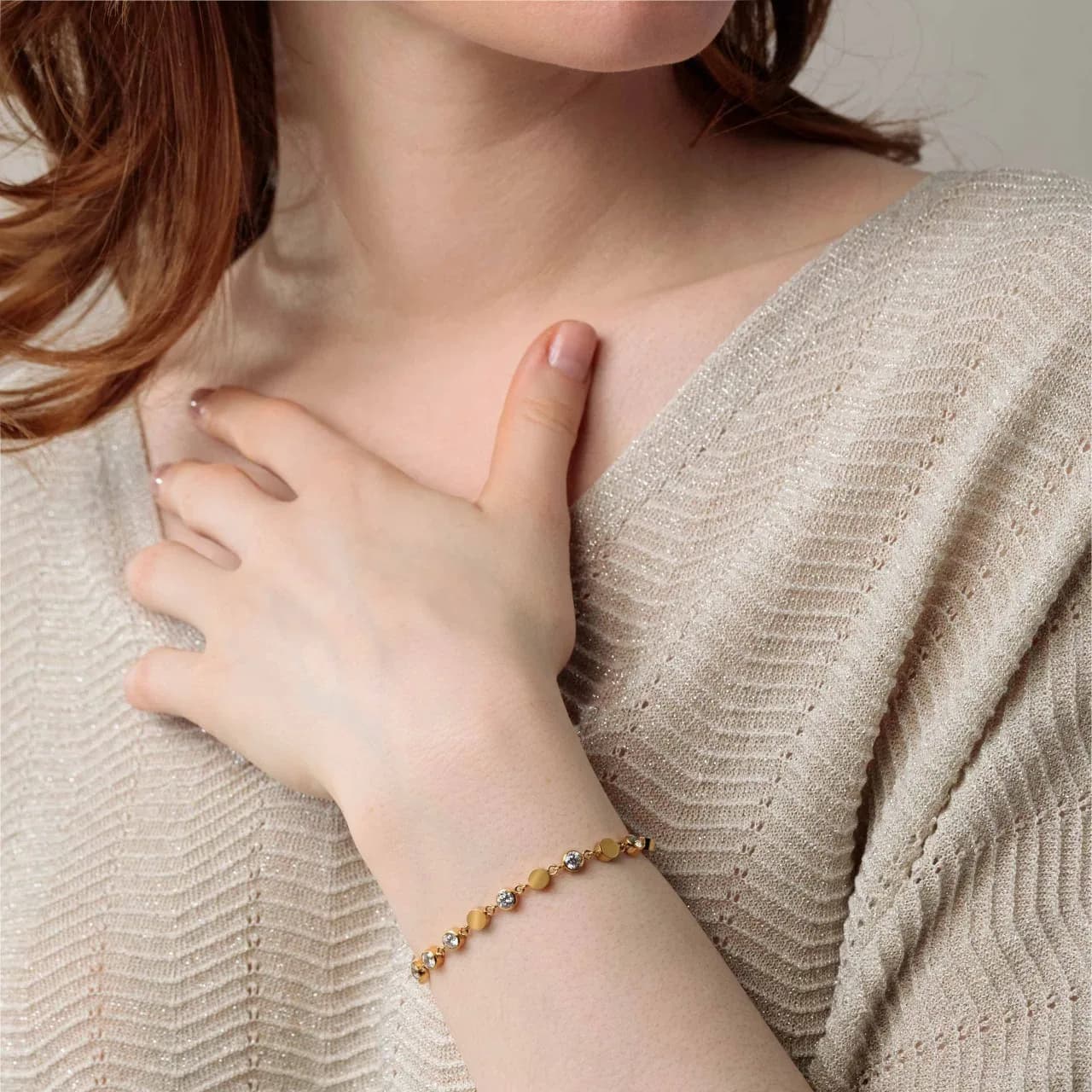 Modernes goldfarbenes Tennisarmband mit Zirkonia