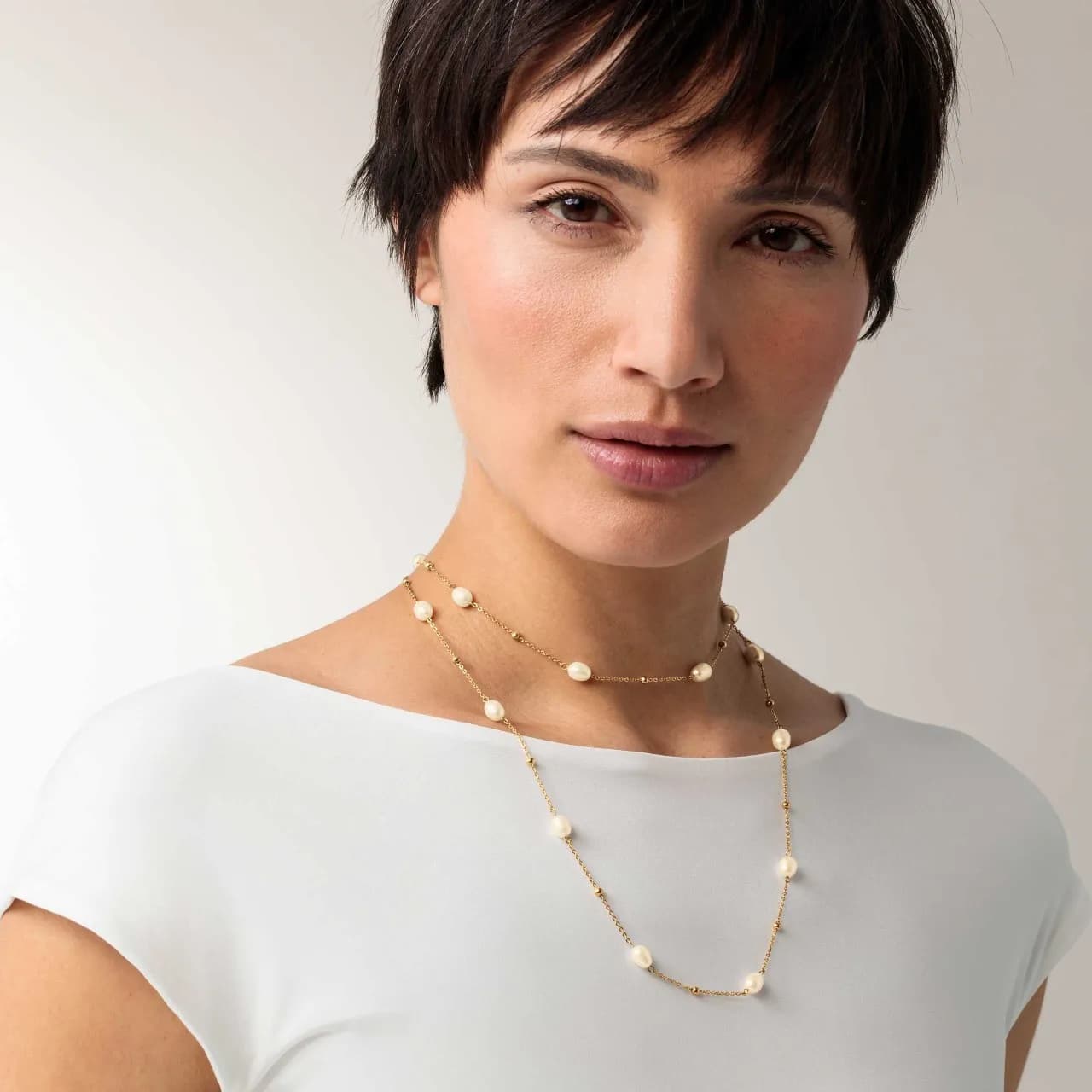 Langes goldfarbenes Collier mit reiner Perlenpracht