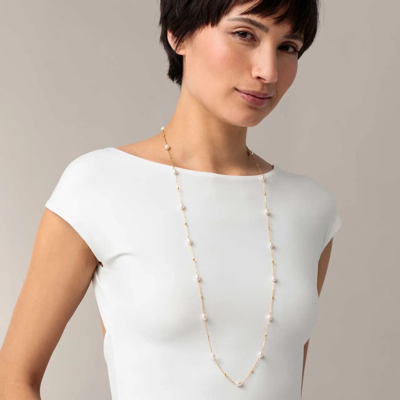 Langes goldfarbenes Collier mit reiner Perlenpracht