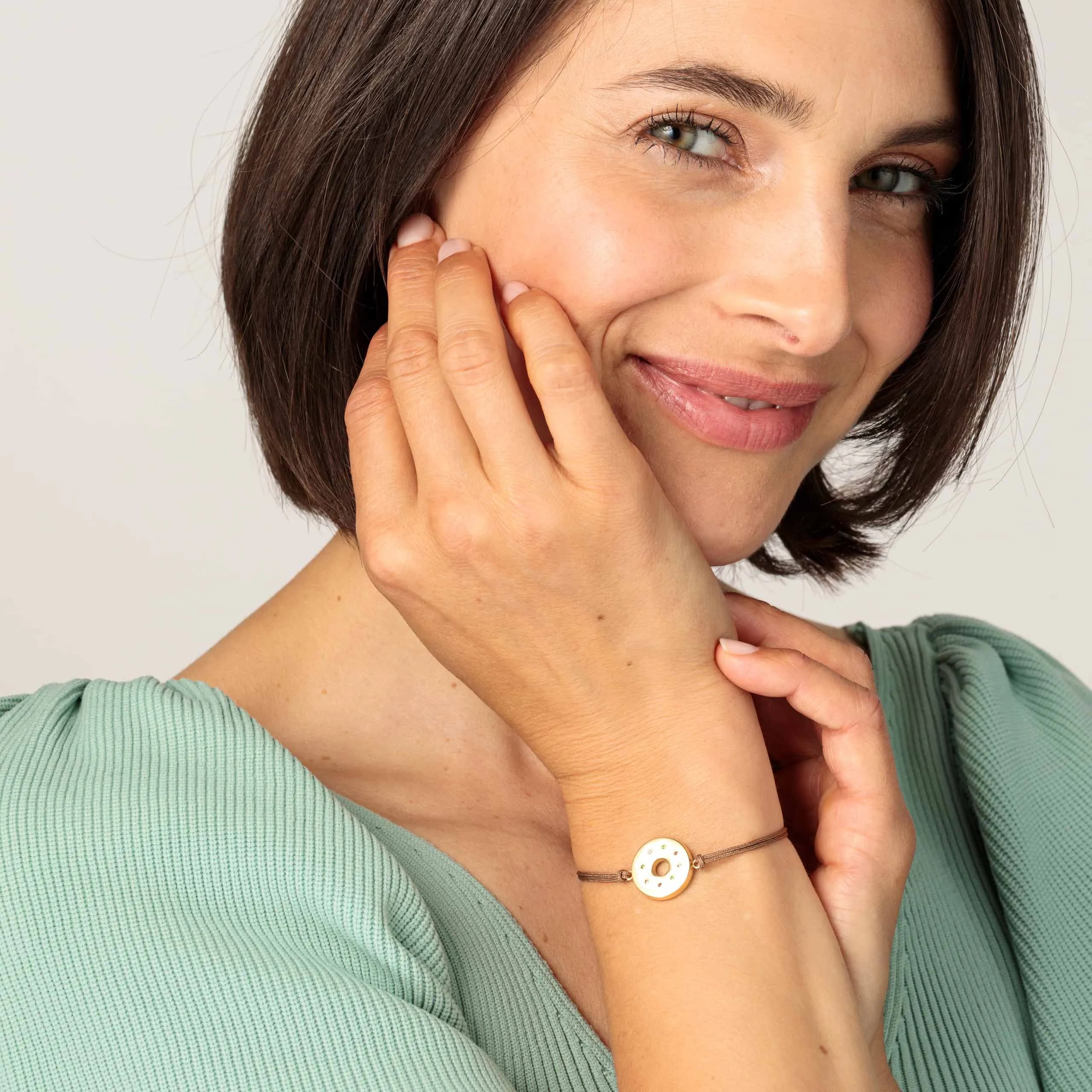 Textilarmband mit goldenem Donut-Motiv