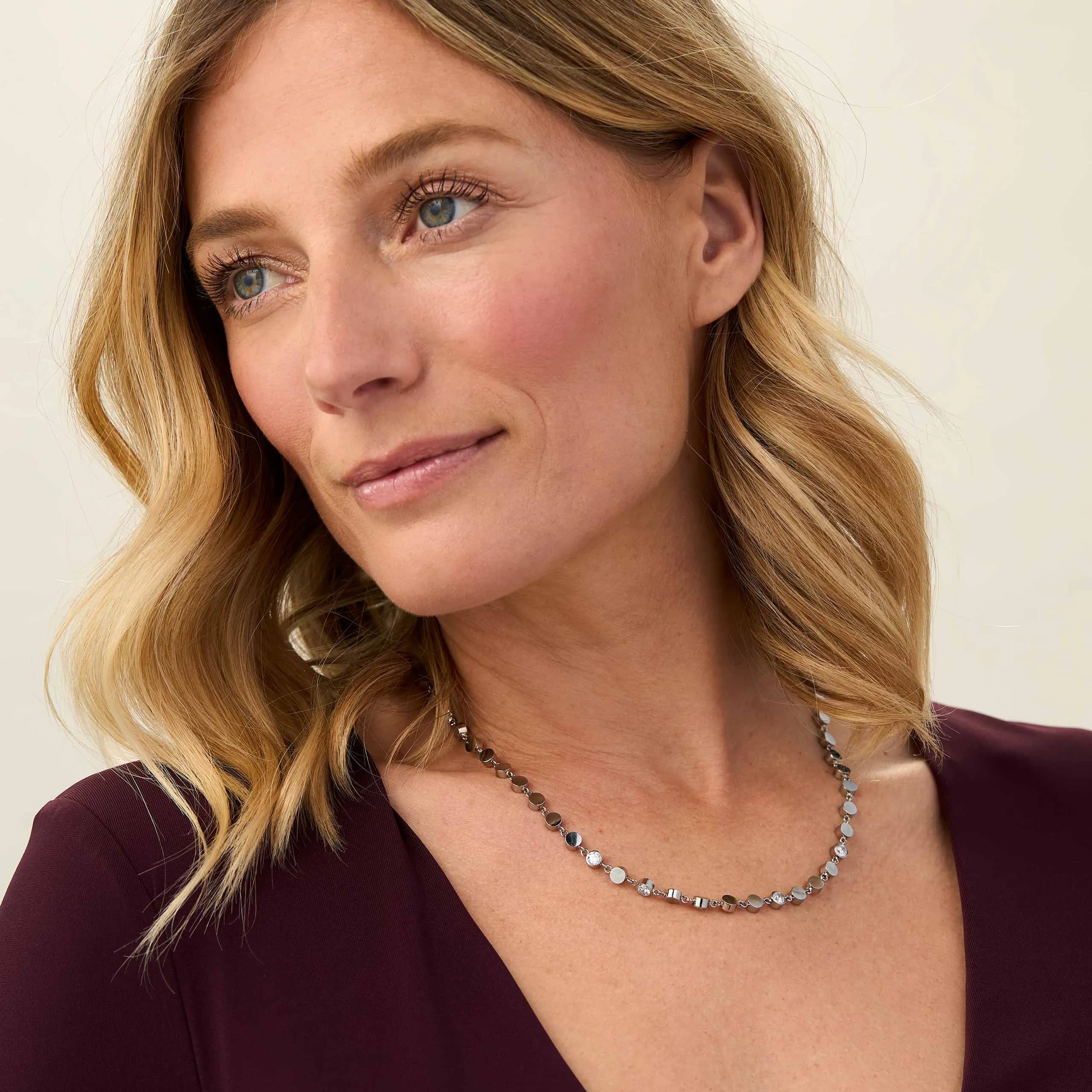 Collier mit filigranen beweglichen Edelstahl- und Kristallelementen
