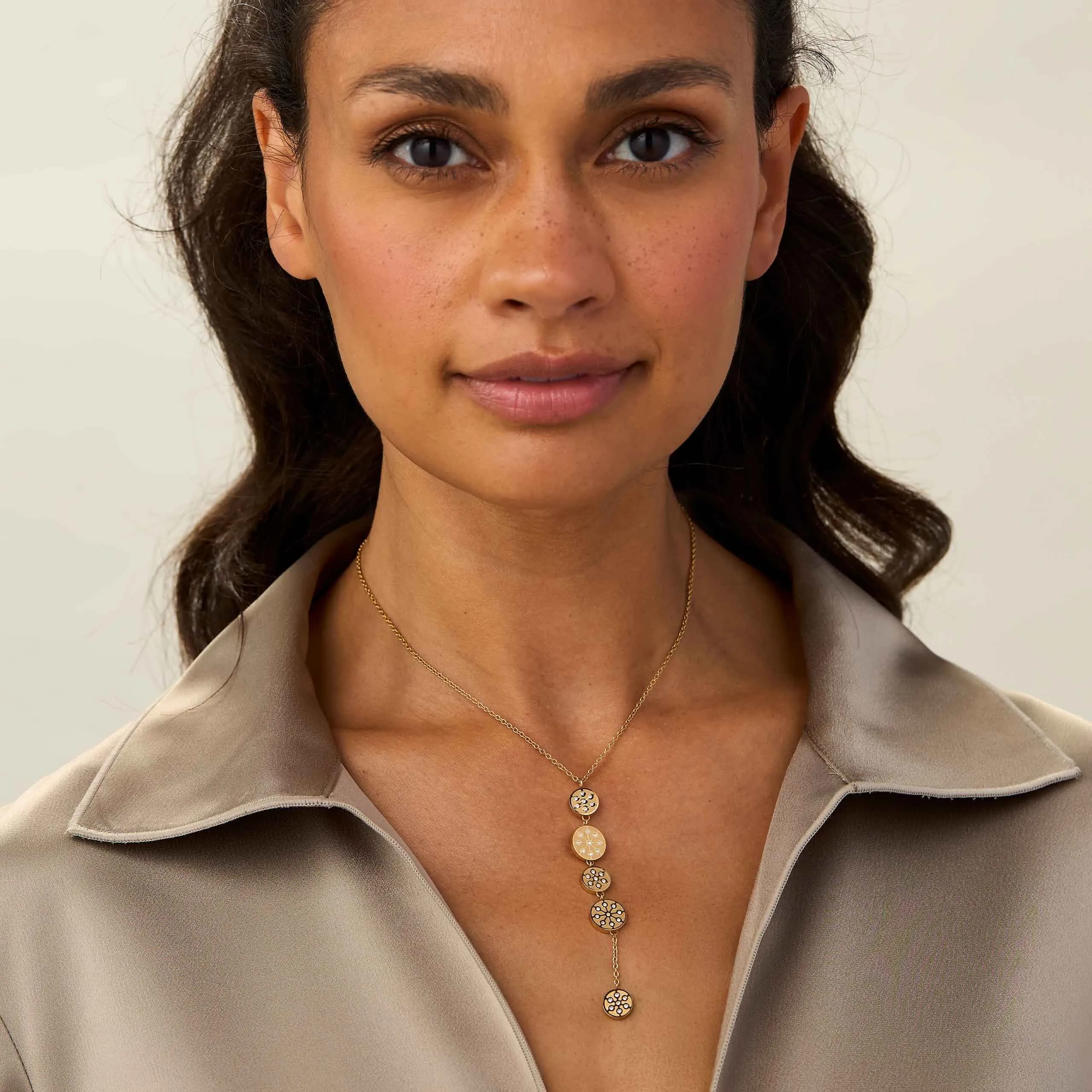 Goldfarbenes Y-Collier mit kristallbesetzten Ornamenten