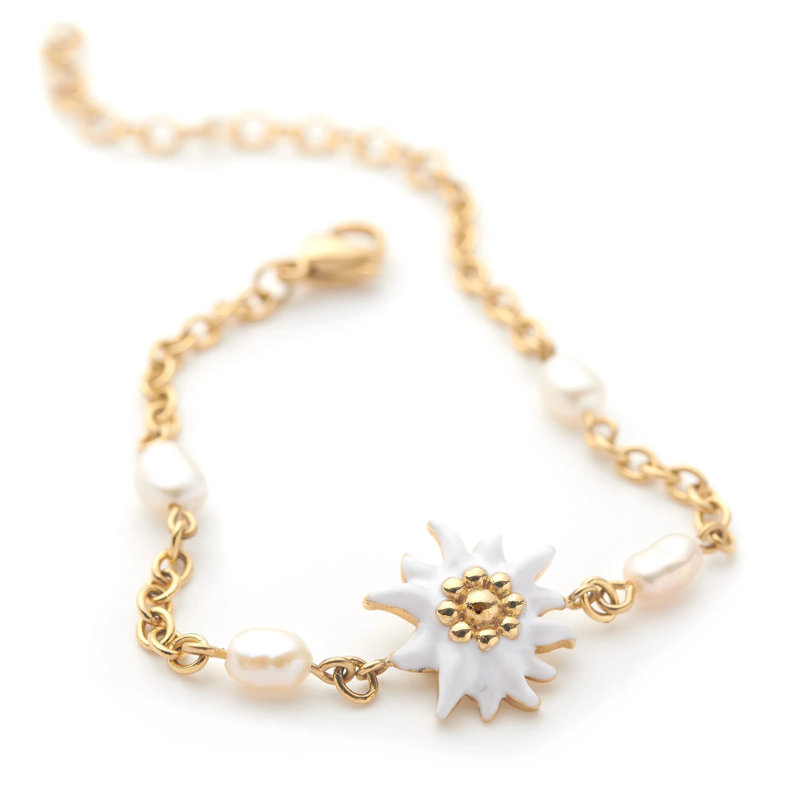 Goldfarbenes Armband mit Süßwasserperlen und Edelweißmotiv