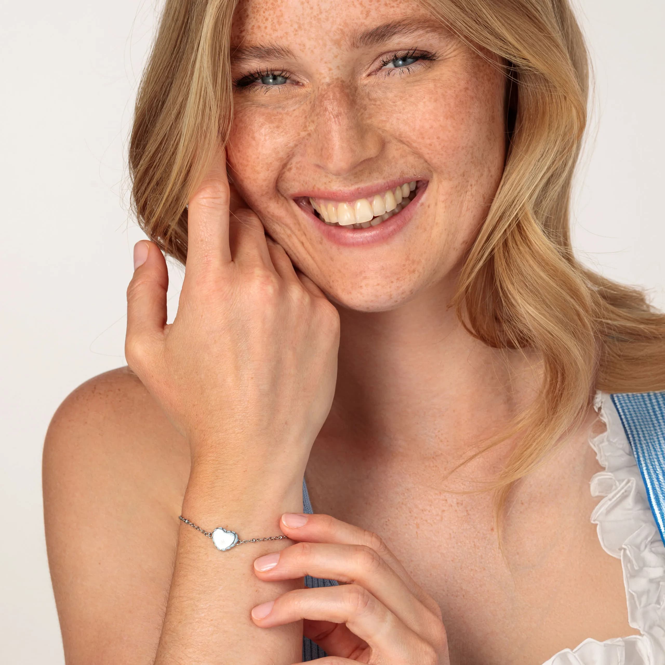 Silberfarbenes Armband mit Herzmotiv und Kaltemaille