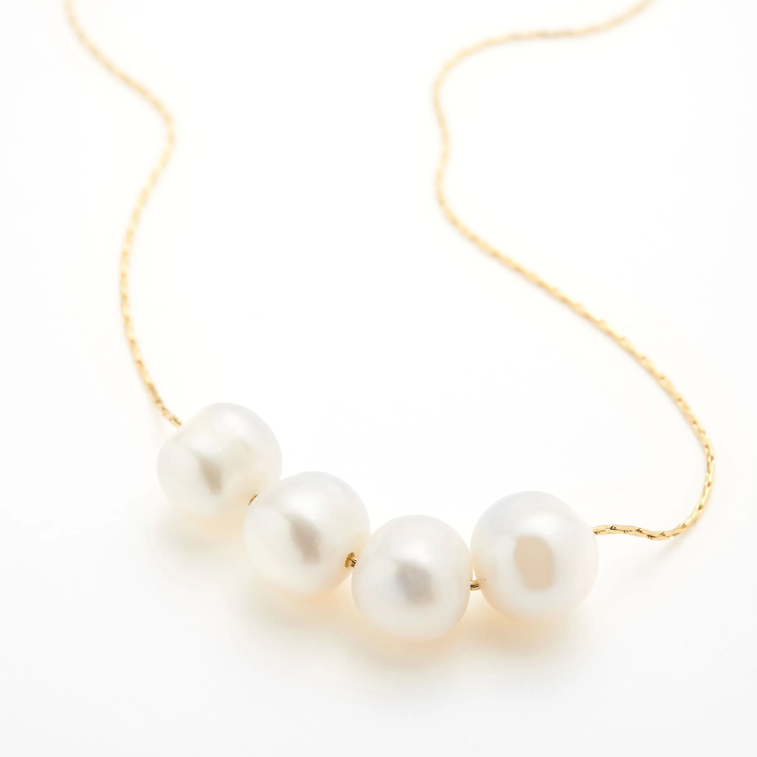 Extralanges goldfarbenes Collier mit Süßwasserperlen