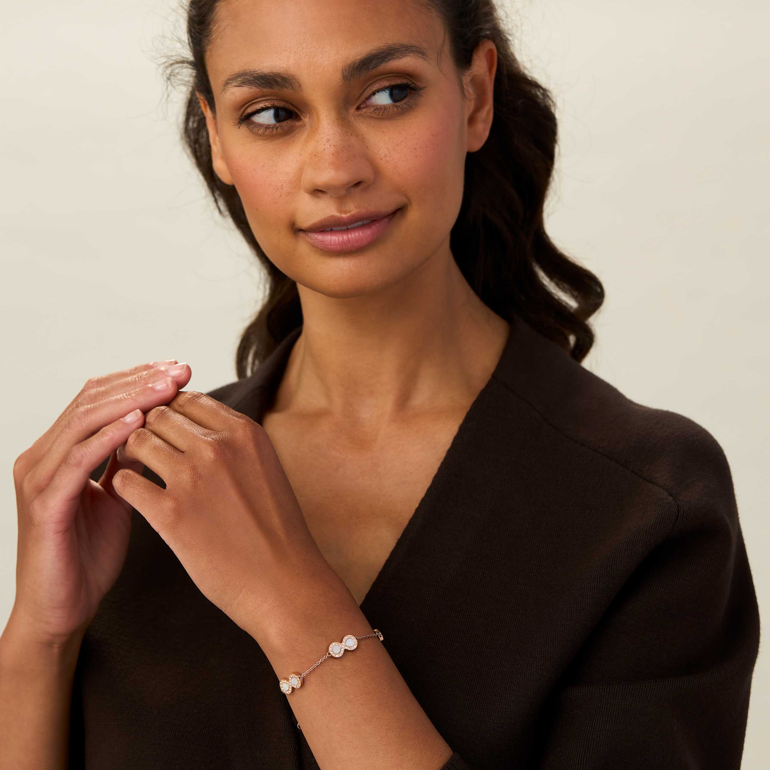 „Roséfarbenes Perlmutt-Armband mit Infinity-Symbol – Zeitloses Schmuckstück für Liebe & Stil“
