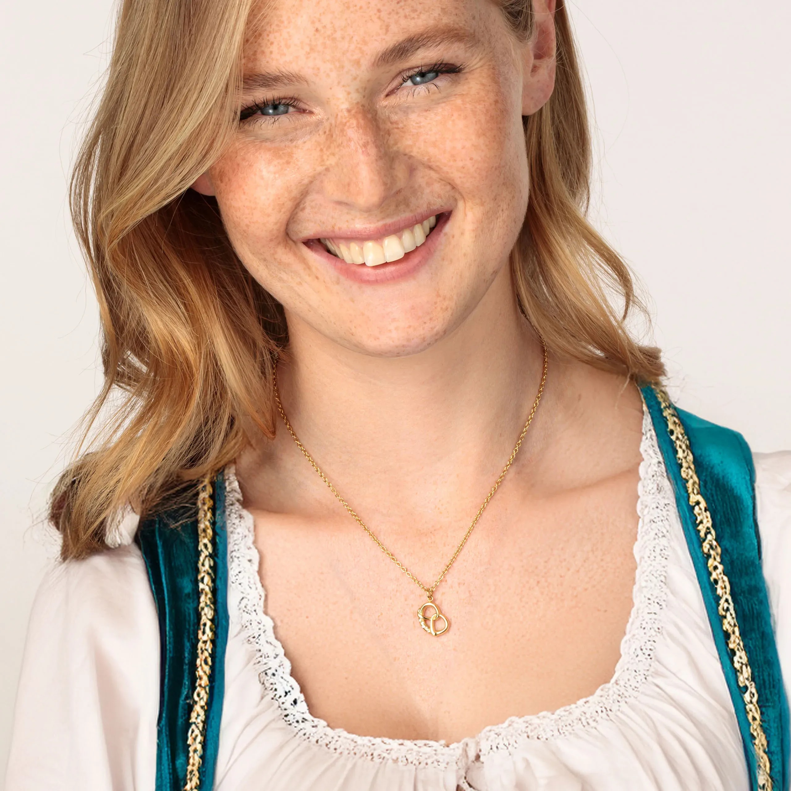 Goldfarbene Halskette mit Brezelmotiv