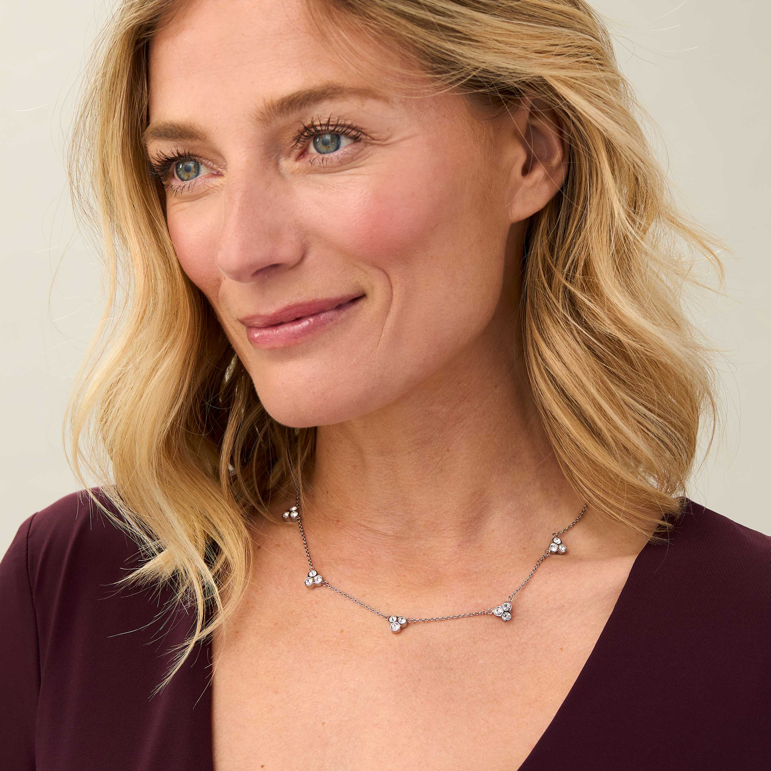 „Elegantes Collier mit funkelnden Kristall-Kostellationen – Zeitloser Schmuck für jeden Anlass“