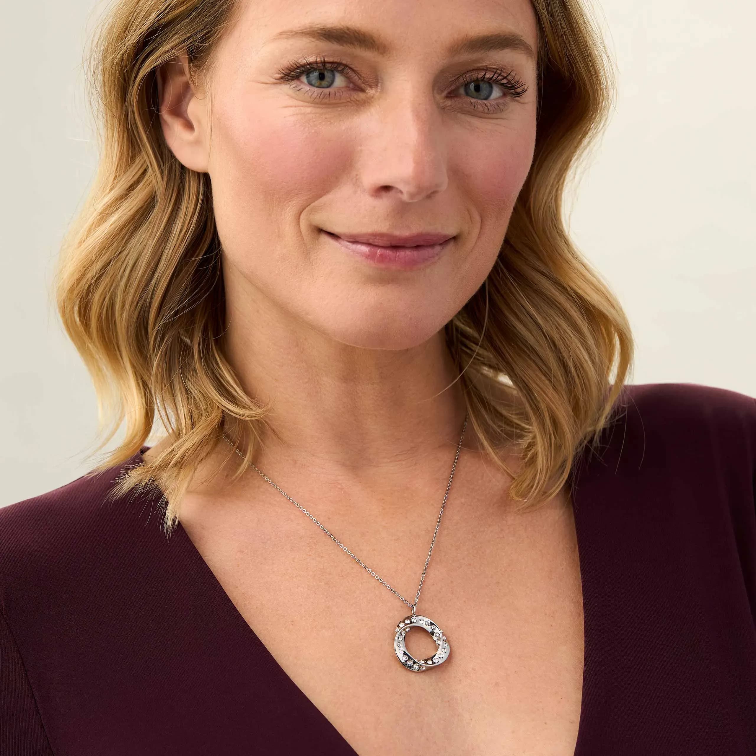 Halskette mit gedrehtem Kristall besetztem Anhänger