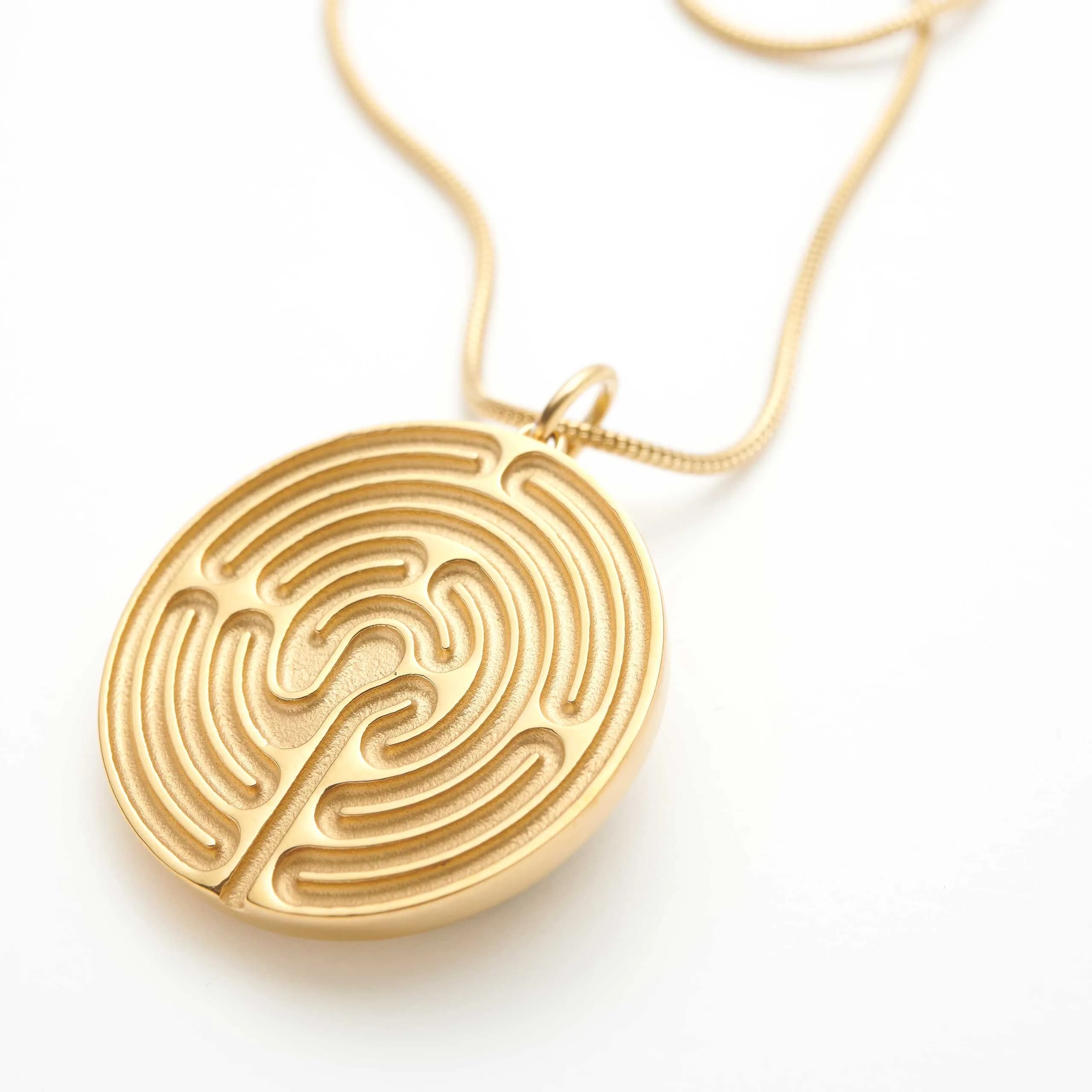 Goldfarbener Anhänger mit Labyrinth des Lebens